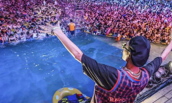 THOUSANDS GATHER FOR ELECTRONIC MUSIC FESTIVAL IN WUHAN WATER PARK
